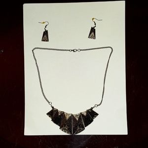 A set of two earing and a necklace
